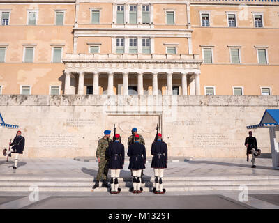 Atene, Grecia - Marzo 28, 2016: folla di ammirare e fotografare la modifica dell'onore guardie presidenziali cerimonia davanti alla tomba di U Foto Stock