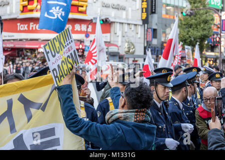 La protesta contro i nazionalisti giapponesi marciando attraverso Shinjuku, Tokyo, Giappone Foto Stock