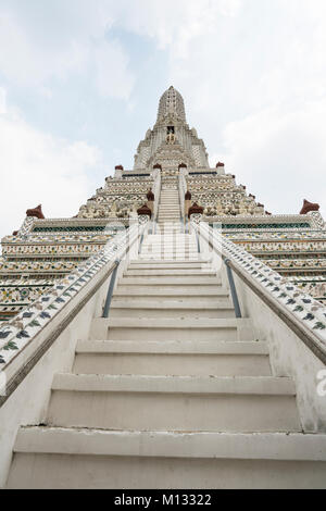 Un dettaglio delle decorazioni esterne di Wat Arun tempio a Bangkok, in Thailandia Foto Stock