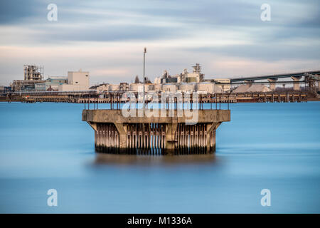 Una lunga esposizione di una struttura di calcestruzzo nel fiume Tamigi vicino Littlebrook Power Station Foto Stock