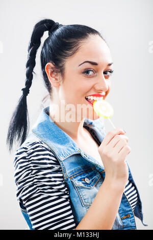 Felice ragazza con lecca-lecca Foto Stock