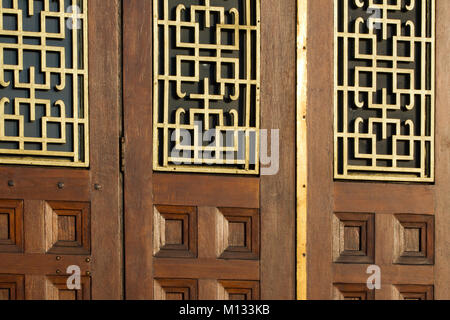 Lo stile orientale window grill offre alle porte di un ristorante cinese di Londra, Regno Unito Foto Stock