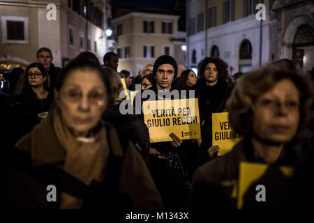 Roma, Italia. 25 gennaio, 2018. A 7:41 PM il 25 gennaio, decine di piazze italiane si terrà a fiaccolata in memoria di Giulio Regeni, la cui scomparsa ha avuto luogo nel 2016 in Egitto, nei pressi della capitale del Cairo. Presenti alla manifestazione il Presidente della Camera dei Deputati Laura Boldrini. Credito: Michele Amoruso/Pacific Press/Alamy Live News Foto Stock