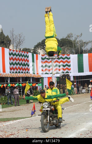 Guwahati (India). 26 gen, 2018. Acrobazie in moto contrassegnare la sessantanovesima il giorno della Repubblica dell'India nella parte anteriore del governatore Assam Jagdish Mukhi e Assam Chief Minister Sarbananda Sonowal. Credito: David Talukdar/Pacific Press/Alamy Live News Foto Stock