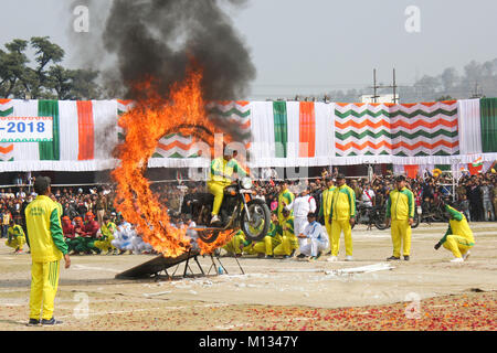 Guwahati (India). 26 gen, 2018. Acrobazie in moto contrassegnare la sessantanovesima il giorno della Repubblica dell'India nella parte anteriore del governatore Assam Jagdish Mukhi e Assam Chief Minister Sarbananda Sonowal. Credito: David Talukdar/Pacific Press/Alamy Live News Foto Stock