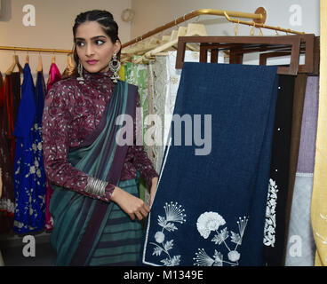 Indian film attrice Sonam Kapoor assistere ad un evento speciale di nuovo lancio colletion di 'Padmasitaa' una linea di abbigliamento di Padmini Kolhapure e Sita Talwalkarat a Juhu di Mumbai. (Foto di Azhar Khan/Pacific Stampa) Foto Stock