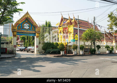 Cancello di ingresso in Wat Patumkongka Rachaworawlham Soi a Bangkok Foto Stock