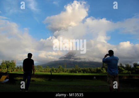 Tourist goduto di scattare foto mentre Mt. Mayon scoppiato nelle prime ore del mattino con ceneri vulcaniche cade dal punto di vista di Cagsawa Parco Nazionale in Daraga, Albay, Bicol a gennaio 26, 2018. L'Istituto filippino di vulcanologia e sismologia (PHILVOLCS) dichiarati numero di avviso 8 e una più ampia della zona di pericolo a 8 chilometri dopo le esplosioni la continua attività attive del vulcano di questo passato diversi giorni. Secondo i rapporti è un totale di 74.000 persone sono colpite e 100 milioni di euro di danni nei terreni agricoli secondo del dipartimento dell'Agricoltura (DAR) (foto di Gregorio Foto Stock