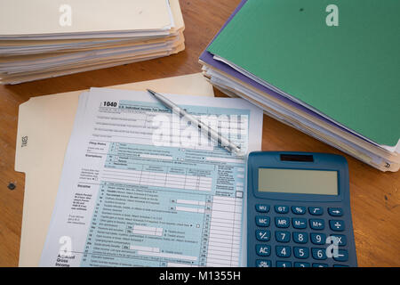 Imposta di IRS Form con i record di imposta in cartelle, Calcolatrice e penna Foto Stock