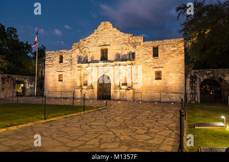 La storica missione di Alamo in San Antonio, Texas di notte. Foto Stock