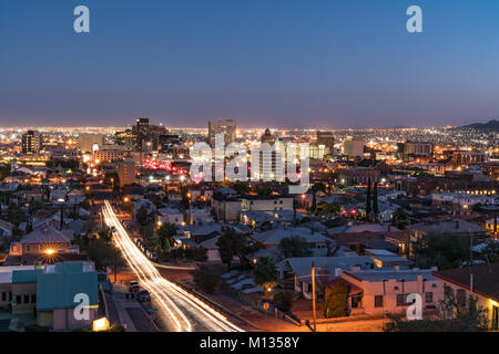 EL PASO, TX - Ottobre 26, 2017: notte skyline di El Paso, Texas Foto Stock