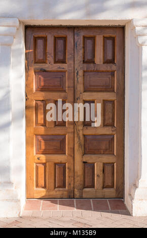 Vecchio pannellate in legno Porte in entrata Foto Stock