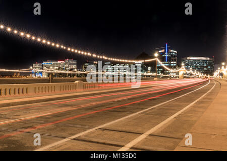 TEMPE, AZ - Ottobre 25, 2017: Lo skyline della città di Tempe, Arizona di notte da Mill Avenue ponte che attraversa il fiume sale a Tempe Town Lake Foto Stock