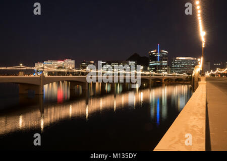 TEMPE, AZ - Ottobre 25, 2017: Lo skyline della città di Tempe, Arizona di notte da attraverso il fiume sale a Tempe Town Lake Foto Stock