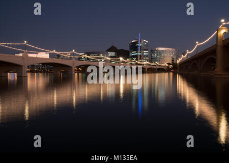 TEMPE, AZ - Ottobre 25, 2017: Lo skyline della città di Tempe, Arizona di notte da attraverso il fiume sale a Tempe Town Lake Foto Stock