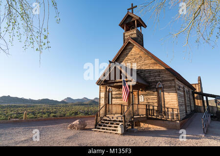 APACHE JUNCTION, AZ - Ottobre 25, 2017: Vecchia chiesa nell'Goldfield Ghost Town in Apache Junction, Arizona Foto Stock