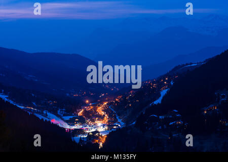 La stazione sciistica di città di Méribel e 3 Valli zona di montagna al crepuscolo, Francia Foto Stock