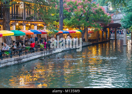 SAN ANTONIO, TX - 27 ottobre 2017: Visitatori cenare sul lungofiume di San Antonio, Texas Foto Stock