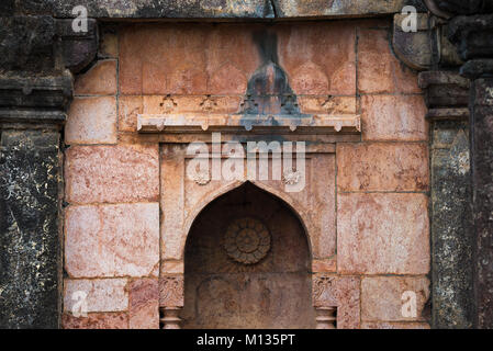 Mandu India, rovine afghano di islam unito, moschea monumento e tomba musulmana, particolari degli interni. Foto Stock