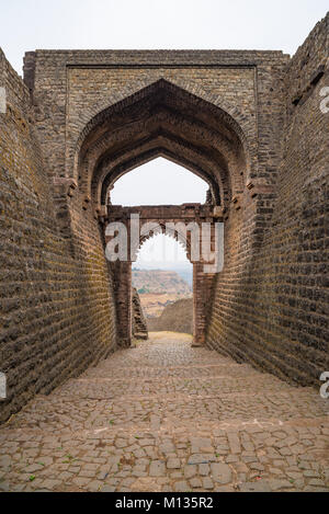 Mandu India, rovine afghano di islam unito, moschea monumento e tomba musulmana, particolari degli interni. Foto Stock