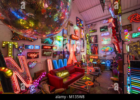 Insegne al neon disponibili a noleggio dèi proprio junkyard in Walthamstow, Londra. Foto Data: Venerdì, 26 gennaio 2018. Foto: Roger Garfield/Alamy Foto Stock