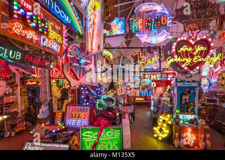 Insegne al neon disponibili a noleggio dèi proprio junkyard in Walthamstow, Londra. Foto Data: Venerdì, 26 gennaio 2018. Foto: Roger Garfield/Alamy Foto Stock