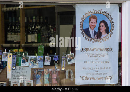 Windsor, Regno Unito. Il 25 gennaio 2018. Negozio di souvenir con l'immagine del principe Harry e Meghan Markle nella vetrina di un negozio di articoli da regalo. Foto Stock