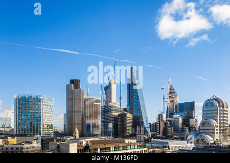 London City proprietà commerciale, REGNO UNITO, 25 gennaio 2018. Skyline Rooftop vista di Iconici e moderni di immobili commerciali immobili, proprietà e grattacieli nella città di Londra, incluso il walkie-talkie, Cheesegrater, torre 42, 20 Gracechurch Street e Stock Exchange Tower e nuovi edifici in costruzione compreso il bisturi, 22 Bishopsgate e 100 Bishopsgate che contribuiscono verso la città è sempre mutevole skyline. La città di Londra goduto di una mattina di sole e cielo azzurro su questo soleggiato gennaio giorno d'inverno. Credito: Graham Prentice/Alamy Live News. Foto Stock