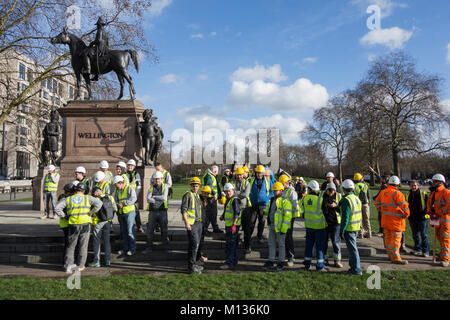 Londra, Inghilterra, Regno Unito. Il 25 gennaio 2018. I lavoratori da DGP Logistica prendere parte ad un test di routine drill incendio a Hyde Park Corner, Londra, Regno Unito. © Benjamin John/ Alamy Live News. Foto Stock