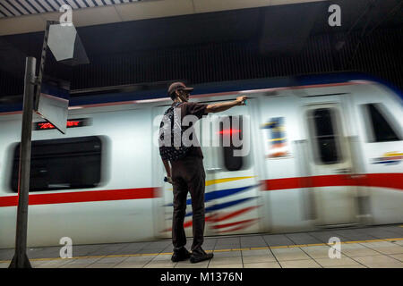 KUALA LUMPUR, Malesia - 25 gennaio: un uomo è visto prendere la sua immagine a KL Sentral komuter a Kuala Lumpur il 25 gennaio 2018. Credito: Samsul detto/AFLO/Alamy Live News Foto Stock