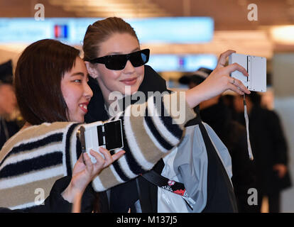 Tokyo, Giappone. Il 25 gennaio 2018. Gigi Hadid, 25 gennaio 2018, Tokyo, Giappone: modello di Gigi Hadid arriva a Tokyo International Airport in Tokyo, Giappone, il 25 gennaio 2018. Credito: Aflo Co. Ltd./Alamy Live News Foto Stock