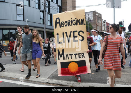 Sydney, Australia. Il 26 gennaio 2018. Il 26 gennaio è celebrato come l'Australia Day, segnando l arrivo della prima flotta in Australia. Tuttavia, molti aborigeni e altri non credo che questo dovrebbe essere un giorno di festa e di marce di protesta sono tenuti in tutto il paese. A Sydney, i manifestanti hanno marciato dal blocco in Redfern al Festival Yabun al Victoria Park, Camperdown. Credito: © Richard Milnes/Alamy Live News Foto Stock