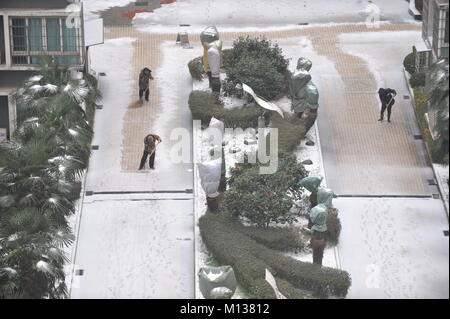 Changsha, provincia cinese di Hunan. 26 gen, 2018. Lavoratori chiaro neve accumulata in corrispondenza di una zona residenziale di Changsha, capitale della centrale provincia cinese di Hunan, Gennaio 26, 2018. Changsha testimoniato una nevicata venerdì. Credito: lunga Hongtao/Xinhua/Alamy Live News Foto Stock