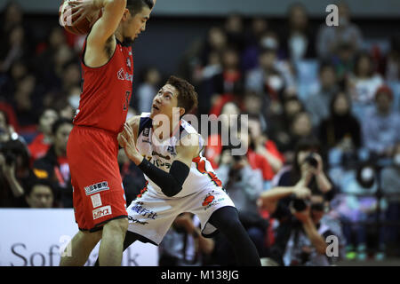 Chiba, Giappone. Xx gen, 2018. Ryumo Ono (jet), Takuya Kawamura (B-Corsari) Basket : 2017-18 B.LEGA B1 gioco tra getti di Chiba 95-79 Yokohama B-Corsari a Chiba Arena porta a Chiba, Giappone . Credito: Takahisa Hirano/AFLO/Alamy Live News Foto Stock