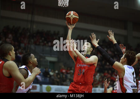 Chiba, Giappone. Xx gen, 2018. (2L-R) William Mcdonald (B-Corsari), Ryumo Ono (jet), Takuya Kawamura (B-Corsari) Basket : 2017-18 B.LEGA B1 gioco tra getti di Chiba 95-79 Yokohama B-Corsari a Chiba Arena porta a Chiba, Giappone . Credito: Takahisa Hirano/AFLO/Alamy Live News Foto Stock