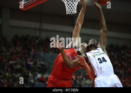 Chiba, Giappone. Xx gen, 2018. Gavin Edwards (jet), Hasheem Thabeet Manka (B-Corsari) Basket : 2017-18 B.LEGA B1 gioco tra getti di Chiba 95-79 Yokohama B-Corsari a Chiba Arena porta a Chiba, Giappone . Credito: Takahisa Hirano/AFLO/Alamy Live News Foto Stock