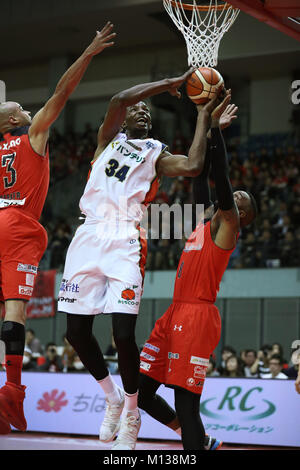 Chiba, Giappone. Xx gen, 2018. (L-R) Michael Parker (jet), Hasheem Thabeet Manka (B-Corsari), Leo Lyons (Jet) Basket : 2017-18 B.LEGA B1 gioco tra getti di Chiba 95-79 Yokohama B-Corsari a Chiba Arena porta a Chiba, Giappone . Credito: Takahisa Hirano/AFLO/Alamy Live News Foto Stock