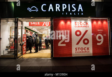Londra, Regno Unito. Il 22 gennaio, 2018. La gente si vede all'interno del negozio Carpisa su Oxford Street a Londra. Credito: Rahman Hassani/SOPA/ZUMA filo/Alamy Live News Foto Stock