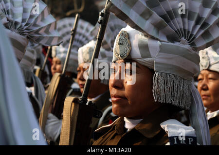 Srinagar Kashmir. 26 gen, 2018.Jammu e Kashmir polizia armata (JKAP partecipare in una Repubblica indiana parata del giorno dentro uno stadio per la Repubblica indiana parata del giorno .India celebra il suo 69Il giorno della Repubblica il 26 gennaio. Sofi Suhail/Alamy Live News Foto Stock