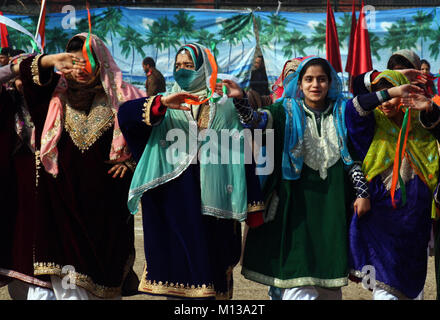 Srinagar Kashmir. 26 gen, 2018. Le ragazze del Kashmir danza in una Repubblica indiana parata del giorno dentro uno stadio per la Repubblica indiana parata del giorno .India celebra il suo 69Il giorno della Repubblica il 26 gennaio. Sofi Suhail/Alamy Live News Foto Stock