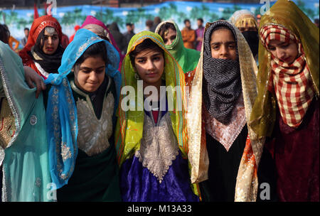 Srinagar Kashmir. 26 gen, 2018. Le ragazze del Kashmir danza in una Repubblica indiana parata del giorno dentro uno stadio per la Repubblica indiana parata del giorno .India celebra il suo 69Il giorno della Repubblica il 26 gennaio. Sofi Suhail/Alamy Live News Foto Stock