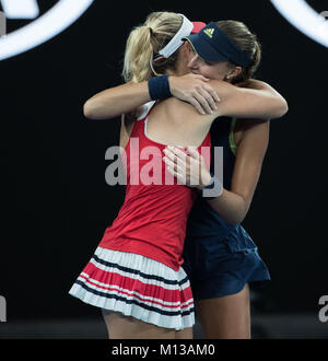 Melbourne, Australia. 26 gen, 2018. Timea Babos(L) di Ungheria e Kristina Mladenovic di Francia celebrare dopo aver vinto il doppio femminile finale di Australian Open contro Ekaterina Makarova e Elena Vesnina della Russia a Melbourne a gennaio 26, 2018. Timea Babos e Kristina Mladenovic rivendicato il titolo con 2-0. Credito: Zhu Hongye/Xinhua/Alamy Live News Foto Stock