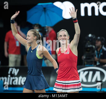 Melbourne, Australia. 26 gen, 2018. Timea Babos(R) di Ungheria e Kristina Mladenovic di Francia celebrare dopo aver vinto il doppio femminile finale di Australian Open contro Ekaterina Makarova e Elena Vesnina della Russia a Melbourne a gennaio 26, 2018. Timea Babos e Kristina Mladenovic rivendicato il titolo con 2-0. Credito: Zhu Hongye/Xinhua/Alamy Live News Foto Stock