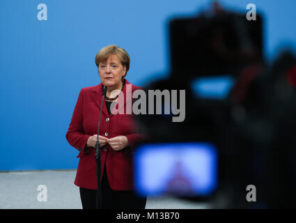 Berlino, Germania. 26 gen, 2018. Il cancelliere tedesco e leader del cristiano democratico tedesco Unione (CDU) Angela Merkel offre un discorso prima dell'avvio di negoziati per una coalizione al CDU partito sede a Berlino, capitale della Germania, a gennaio 26, 2018. Credito: Shan Yuqi/Xinhua/Alamy Live News Foto Stock