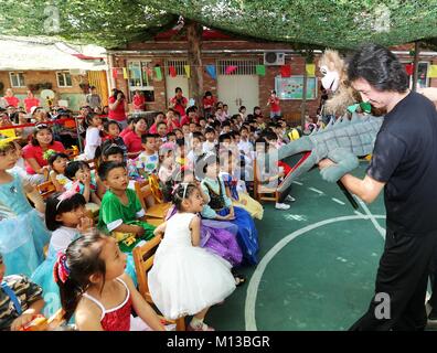 (180126) -- PECHINO, Gennaio 26, 2018 (Xinhua) -- Ministro cinese dell'istruzione Chen Baosheng martedì ha promesso di aumentare la spesa pubblica e il supporto per educazione prescolare. Il ministero dovrà definire uno standard per la spesa pubblica sullo stato eseguito negli asili e sovvenzioni per asili privati per ogni bambino. E misure saranno adottate per garantire stipendi e beneficio per maestre di scuola materna e di aumentare le loro qualifiche professionali. File foto prese il 26 Maggio 2017 mostra che i bambini da Chang'an Kindergarten guardare spettacoli durante un'attività di salutare il Childr internazionale Foto Stock