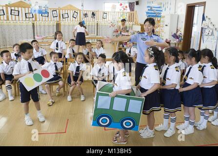 (180126) -- PECHINO, Gennaio 26, 2018 (Xinhua) -- Ministro cinese dell'istruzione Chen Baosheng martedì ha promesso di aumentare la spesa pubblica e il supporto per educazione prescolare. Il ministero dovrà definire uno standard per la spesa pubblica sullo stato eseguito negli asili e sovvenzioni per asili privati per ogni bambino. E misure saranno adottate per garantire stipendi e beneficio per maestre di scuola materna e di aumentare le loro qualifiche professionali. File foto prese il 30 giugno 2017 mostra che i ragazzi di pratica per attraversare una strada in modo sicuro in un asilo nido nel Jingning ella contea autonoma, est della Cina di Zhe Foto Stock