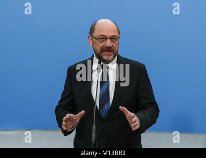 Berlino, Germania. 26 gen, 2018. Leader di tedesco il Partito socialdemocratico (SPD) Martin Schulz offre un discorso prima dell'avvio di negoziati per una coalizione a Christian Unione Democratica (CDU) partito sede a Berlino, capitale della Germania, a gennaio 26, 2018. Credito: Shan Yuqi/Xinhua/Alamy Live News Foto Stock