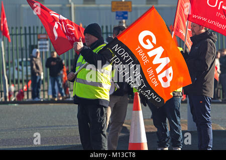 Birkenhead, Liverpool, Regno Unito. Il 26 gennaio 2018. Lavoratori a Cammell Laird shipyard a piedi fuori al primo dei 2 previsti giorni di sciopero dopo aver respinto le gestioni di retribuzione e condizioni Offerta. Credito: Ken Biggs/Alamy Live News. Foto Stock