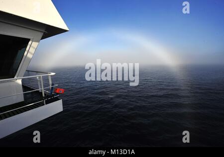 Pechino, Cina. Il 29 agosto, 2010. File foto prese su agosto 29, 2010 mostra della Cina di icebreaker 'Xue lungo' o 'ora Dragon", vela nell'Oceano Artico a 74 gradi di latitudine nord per una completa indagine oceanografiche. La Cina ha promesso l'utilizzazione pacifica dell'Artico e si è impegnata a mantenere la pace e la stabilità nella regione, detta un libro bianco pubblicato dal Consiglio di Stato Ufficio informazioni venerdì. Credito: Zhang Jiansong/Xinhua/Alamy Live News Foto Stock