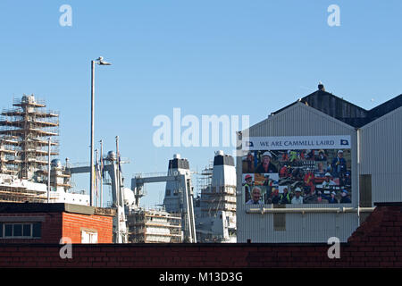 Birkenhead, Liverpool, Regno Unito. Il 26 gennaio 2018. Lavoratori a Cammell Laird shipyard a piedi fuori al primo dei 2 previsti giorni di sciopero dopo aver respinto le gestioni di retribuzione e condizioni Offerta. Credito: Ken Biggs/Alamy Live News. Foto Stock